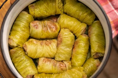 Töltött káposzta elkészítésének rétegzése egy edényben