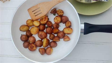 Újkrumpli a serpenyőben dinsztelés közben