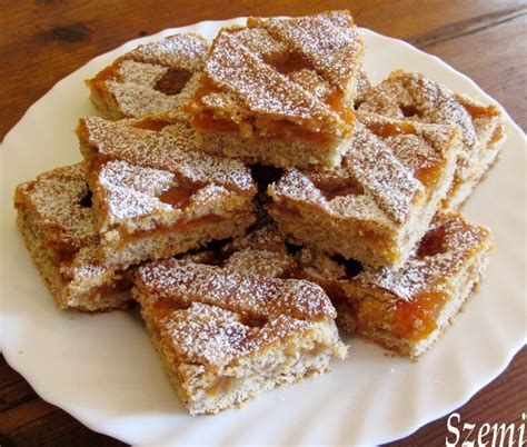 Szeletelt lekváros rácsos lepény egy régi, rusztikus asztalon