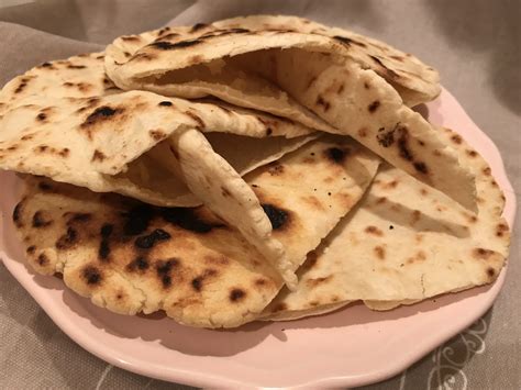 Gluténmentes pita kenyér zöldségekkel és hummusszal