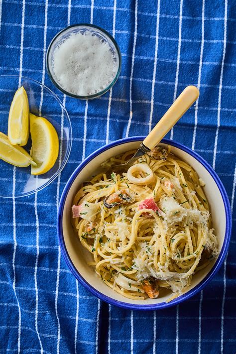 tenger gyümölcsei keverék, spagetti, fokhagyma, citrom, fehérbor, tejszín