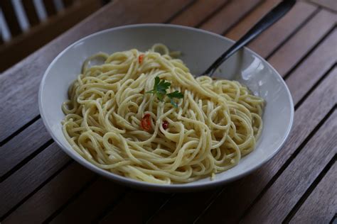 Egy tál spagetti tejszínes raguval