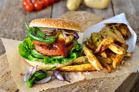 Vegán burger és sült krumpli