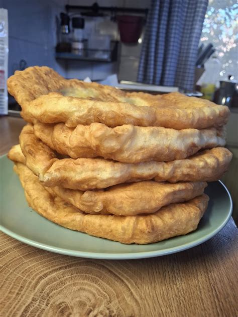 liszt, dió, cukor és citromhéj keveréke egy tálban