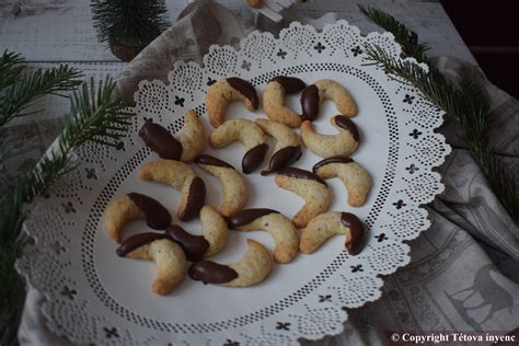 diós kiflik csokoládéba mártva