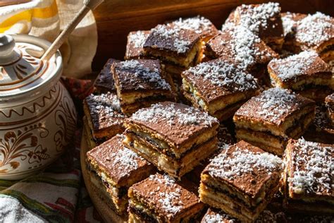 régi magyar képeslap, amelyen sütemények láthatók