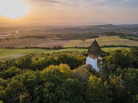 Vácszentlászló falu látképe, a Gödöllői-dombság dombos tájával