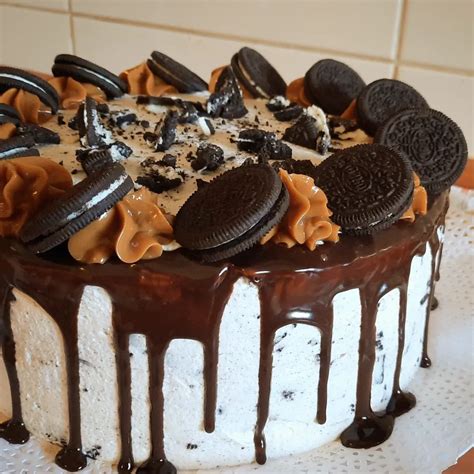 Bőségesen díszített Oreo torta