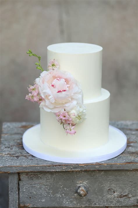 esküvői torta cukorvirágokkal