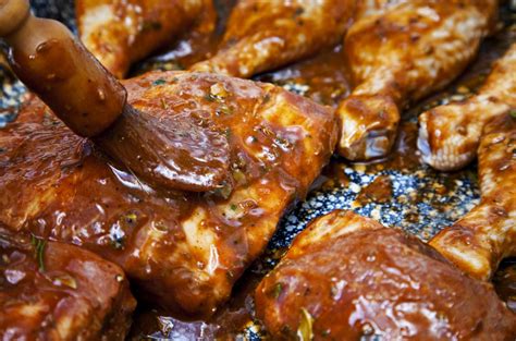 szeletelt sertéstarja pácolás közben egy tálban