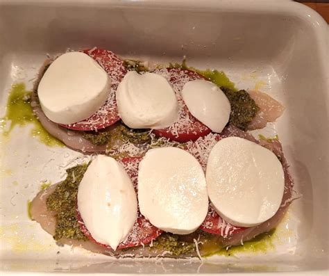 Mozzarellás csirkemell tálalva