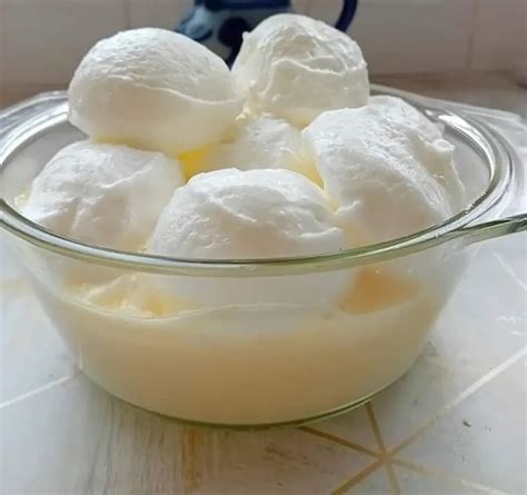Vegán madártej egy üvegtálkában habfelhőkkel