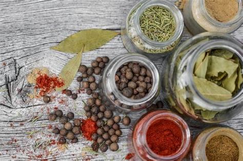 Konyhai fűszerek a recepthez: paprika, majoránna, bors