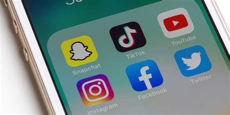 Értékelési csillagok és online platformok illusztrációja