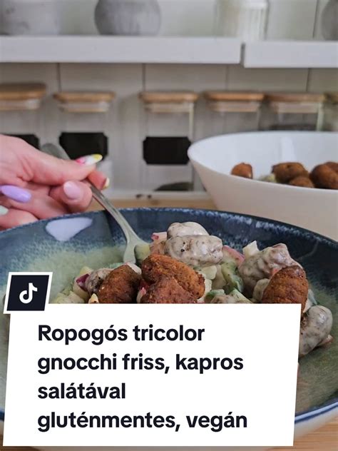 Elkészítés alatt álló vegán húsgolyók sütőpapíros tepsin