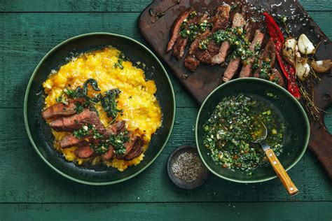 Chimichurri szósz tálban, friss fűszernövényekkel körülvéve