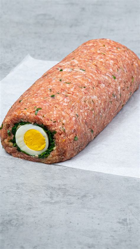 Hozzávalók a töltelékhez: darált hús, rizs, hagyma, tojás, fűszerek