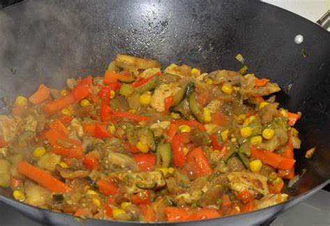 Wokban készült zöldségek közelről