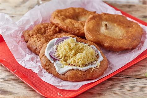 Csülökkel töltött lángos a Street Kitchen-től