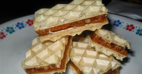 Különböző ostyás sütemények látványos elrendezése