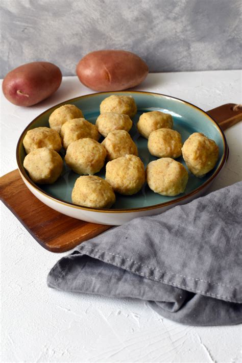 Burgonyagombóc készítése