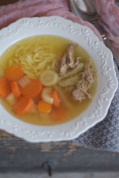 Lassan gyöngyöző húsleves habja