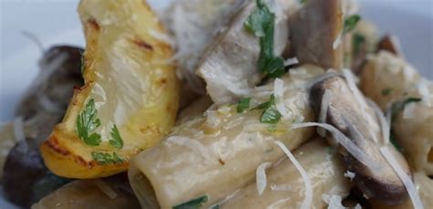 Gombás rigatoni tészta tonhallal és friss fűszerekkel