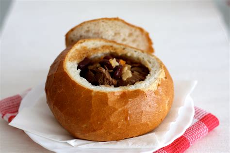 Babgulyás cipóban