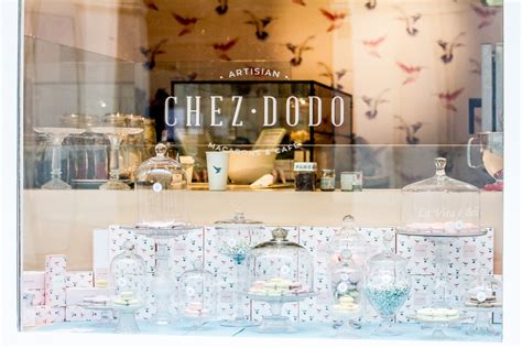 A Chez Dodo cukrászda bejárata macaronsütővel