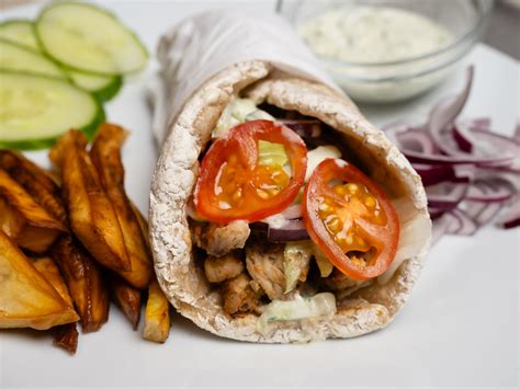 tányéros gyros friss zöldségekkel és aranybarna csirkehússal
