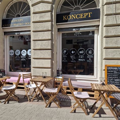 A Kisrabló Pub külső megjelenése egy forgalmas utca sarkán
