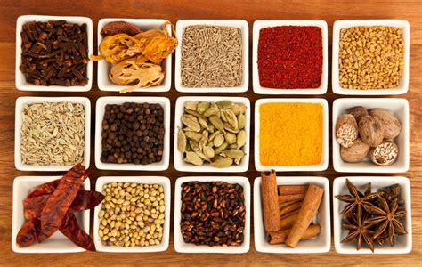 Indiai fűszerek: curry, kurkuma, gyömbér