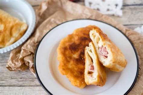 Töltött lángos sajttal és sonkával