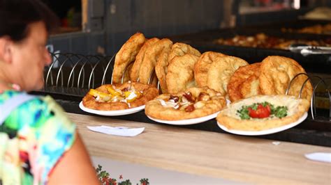 Lángos sütése forró olajban