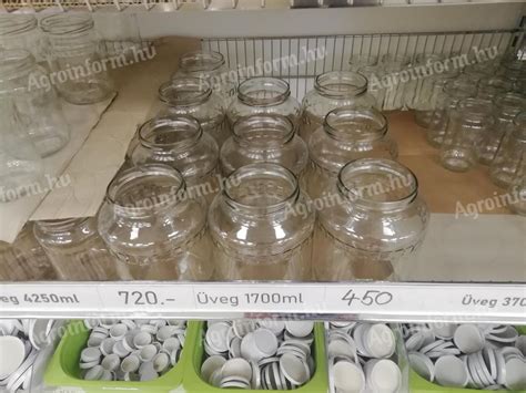 befőttes üvegek a polcon
