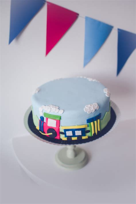 többféle vonatos torta dekorációs ötlet, a minimáltól a bonyolultabb, marcipánnal díszített verziókig