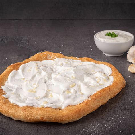 fokhagymás-tejfölös lángos