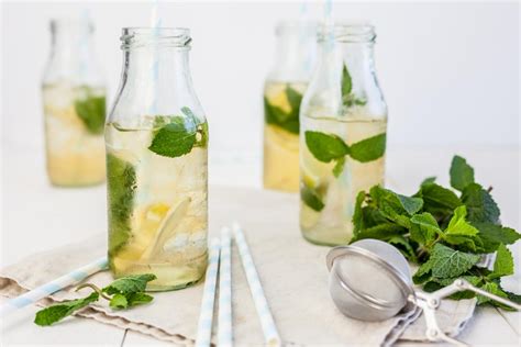 Citromfű szörp üvegekben