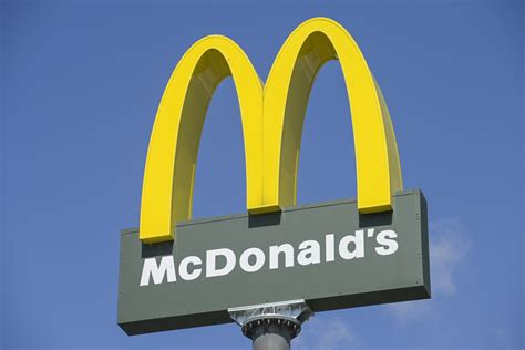 A McDonald's logója és a szósz tégelyének szimbóluma