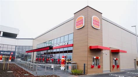 A Burger King székesfehérvári éttermének külső megjelenése a modern kereskedelmi környezetben