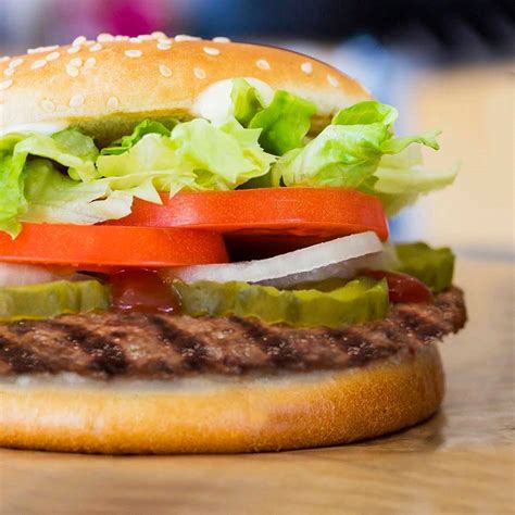 A klasszikus WHOPPER® szendvics keresztmetszete a tűzön grillezett húspogácsával