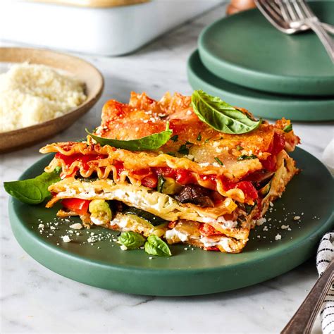 Rétegezett vegán lasagne metszete a sütőformában