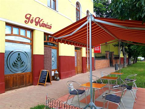 hagyományos füstölőkamra belseje füstölődő kolbászokkal