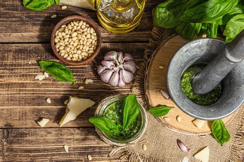 Pesto alapanyagok egy turmixgépben