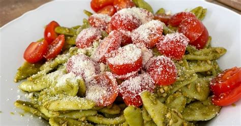 Tálalt pesto-s tészta parmezánnal