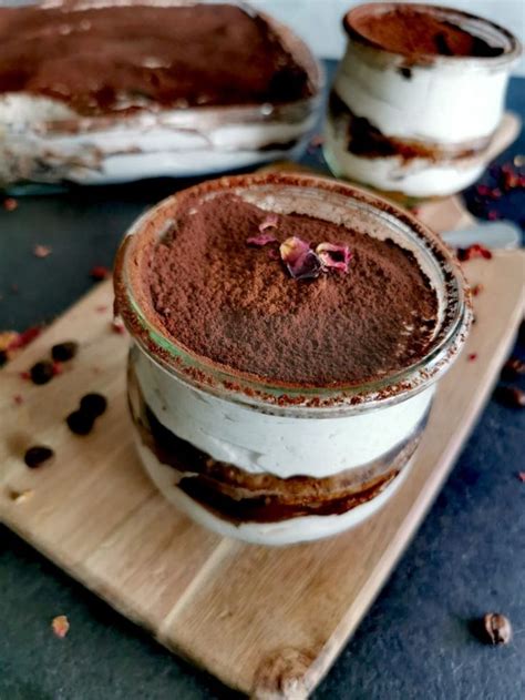 vegán tiramisu tálalva egy üvegpohárban kávészemekkel díszítve
