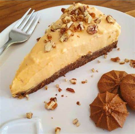 sütőtökös vegán sajttorta szelet narancssárga színben