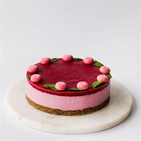 pisztáciás-banános vegán torta díszítve magvakkal