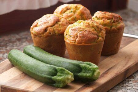 frissen sült cukkinis muffinok fa tálcán