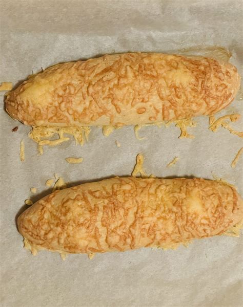 gluténmentes bagett egy rusztikus kosárban
